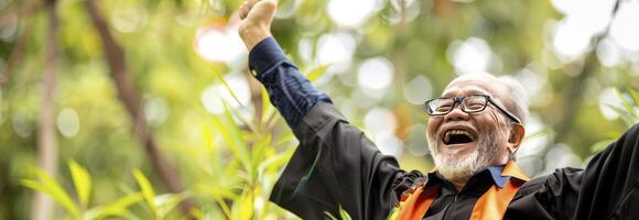 ai généré une Sénior homme fête le sien l'obtention du diplôme, embrassement le réussite de à vie apprentissage et personnel croissance photo