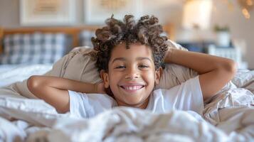 ai généré portrait de souriant peu fille mensonge sur lit à Accueil dans le Matin photo