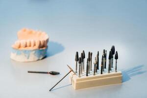 broyage outils et exercices pour dentaire techniciens photo