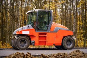 lourd vibration rouleau à asphalte chaussée travaux. route réparer. photo