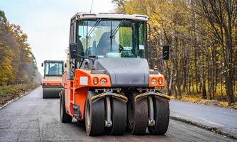 route réparation, compacteur pose asphalte. lourd spécial Machines. asphalte pavé dans opération. côté voir. fermer. photo