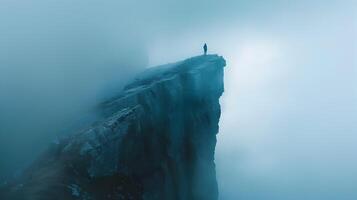 ai généré solitaire explorateur sur enveloppé de brouillard falaise surplombant vaste océan à lever du soleil photo