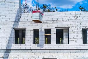 extérieur de Nouveau appartement bâtiments sur une bleu nuageux ciel Contexte. non personnes. réel biens affaires concept. photo