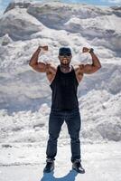 fort musclé homme montrant Puissance Extérieur. Jeune bodybuilder avec srong muscles. photo