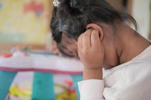 enfant ayant oreille douleur émouvant le sien douloureux oreille , photo