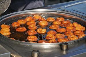 traditionnel frit bonbons lokma dans sucre sirop photo