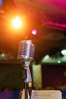 microphone dans concert salle ou conférence pièce sur une foncé Contexte. fermer photo