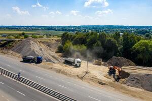 construction placer, construction machinerie, bulldozer, les fouilles, usine. aérien voir. photo