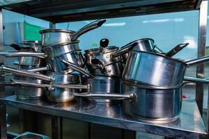 commercial cuisine équipement dans restaurant. industrie acier cuisine lieu de travail. photo