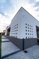 coup de une blanc béton mur. salut technologie maison. vue de le angle. moderne bâtiment. photo