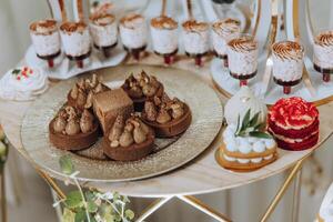 amande biscuits, sucré Gâteaux pour une mariage banquet. une délicieux réception, une luxueux cérémonie. table avec bonbons et desserts. délicieux coloré français desserts sur une assiette ou tableau. bonbons bar. photo