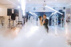 le mariage de le la mariée et jeune marié dans un élégant restaurant avec génial lumière et atmosphère. le premier Danse de le la mariée et jeune marié. photo