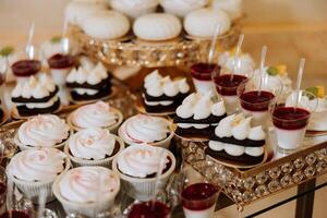 amande biscuits, sucré Gâteaux pour une mariage banquet. une délicieux réception, une luxueux cérémonie. table avec bonbons et desserts. délicieux coloré français desserts sur une assiette ou tableau. bonbons bar. photo