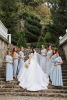 mariage la photographie. une brunette la mariée dans une blanc robe avec une bouquet et sa brunette copines photo