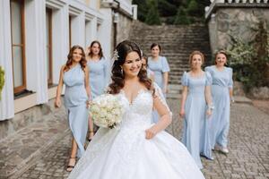 mariage la photographie. une brunette la mariée dans une blanc robe avec une bouquet et sa brunette copines photo