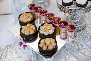 amande biscuits, sucré Gâteaux pour une mariage banquet. une délicieux réception, une luxueux cérémonie. table avec bonbons et desserts. délicieux coloré français desserts sur une assiette ou tableau. bonbons bar. photo