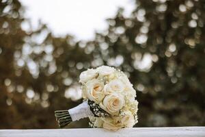 une mariage bouquet de blanc des roses des stands dans la nature photo