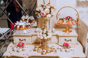 amande biscuits, sucré Gâteaux pour une mariage banquet. une délicieux réception, une luxueux cérémonie. table avec bonbons et desserts. délicieux coloré français desserts sur une assiette ou tableau. bonbons bar. photo