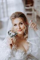 mariage boutonnière de fleurs dans le mains de le la mariée. mariage détails. le premier réunion de le la mariée et jeune marié. le la mariée est attendre pour le jeune marié. portrait de le la mariée. photo