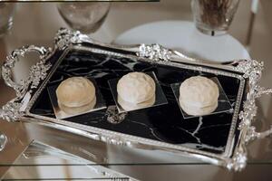 amande biscuits, sucré Gâteaux pour une mariage banquet. une délicieux réception, une luxueux cérémonie. table avec bonbons et desserts. délicieux coloré français desserts sur une assiette ou tableau. bonbons bar. photo