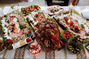 cosaque tableau. banquet salle Viande traite pour invités. fait maison découpes. porc filet. délicieux Viande coupes. Viande plaque. délicieux compositions de fumé menthe. chalet fromage. photo