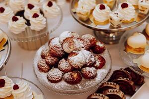 amande biscuits, sucré Gâteaux pour une mariage banquet. une délicieux réception, une luxueux cérémonie. table avec bonbons et desserts. délicieux coloré français desserts sur une assiette ou tableau. bonbons bar. photo