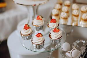 amande biscuits, sucré Gâteaux pour une mariage banquet. une délicieux réception, une luxueux cérémonie. table avec bonbons et desserts. délicieux coloré français desserts sur une assiette ou tableau. bonbons bar. photo