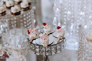 amande biscuits, sucré Gâteaux pour une mariage banquet. une délicieux réception, une luxueux cérémonie. table avec bonbons et desserts. délicieux coloré français desserts sur une assiette ou tableau. bonbons bar. photo