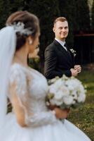 le la mariée et jeune marié Regardez à chaque autre sur leur mariage journée. plus de le épaule coup de une mariage couple. tendresse et l'amour dans le yeux. photo