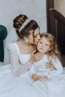 portrait de le la mariée avec sa peu sœur dans le chambre. soumissionner et sucré photo de une magnifique la mariée avec sa peu sœur.