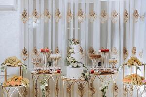 amande biscuits, sucré Gâteaux pour une mariage banquet. une délicieux réception, une luxueux cérémonie. table avec bonbons et desserts. délicieux coloré français desserts sur une assiette ou tableau. bonbons bar. photo