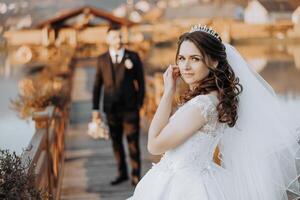 le moment de le premier réunion de le la mariée et jeune marié avec une mariage bouquet, le la mariée est attendre pour sa amoureux. photo