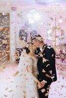 le mariage de le la mariée et jeune marié dans un élégant restaurant avec génial lumière et atmosphère. le premier Danse de le la mariée et jeune marié. photo