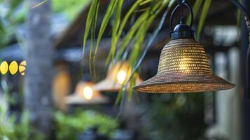 ai généré été concept, café à l'extérieur lumière décoré par vieux Chapeaux. photo