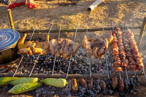 délicieux un barbecue kebab et poulets grillage sur ouvert gril. photo