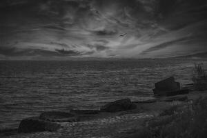 noir blanc sombre paysage de le mer. photo