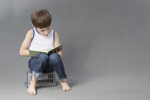 une enfant avec une livre. le garçon lit littérature. photo