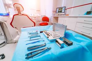 dentisterie, oral, médical équipement et stomatologie concept - intérieur de Nouveau moderne dentaire clinique Bureau avec chaise. brut de stomatologie instruments. photo