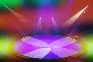 le cirque arène dans lumière des rayons et multicolore lumières est photographié de au-dessus de. photo