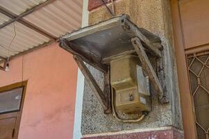 un électricité mètre dans un vieux maison qui appartiennent à le indonésien Etat électricité entreprise, Indonésie, 17 septembre 2023 photo