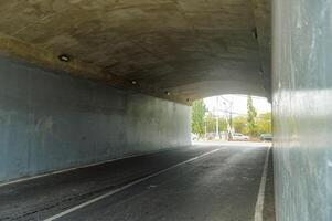 une silencieux passage souterrain tunnel route avec non Véhicules qui passe par pendant le journée photo