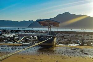 une en bois pêche bateau cette pouvez aussi être loué pour plage tourisme à crépuscule photo