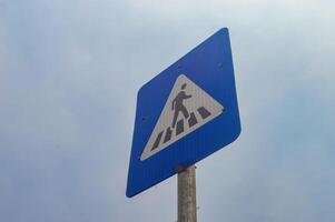 une signe indiquant le zèbre traversée pour piétons qui vouloir à traverser le route photo
