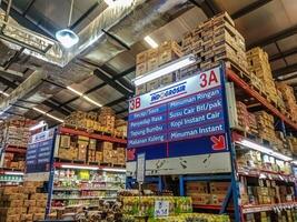 Lignes de étagères dans une de gros achats centre rempli avec marchandises, Indonésie, 12 octobre 2023. photo