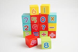 nombre de cubes de blocs de bois pour l'apprentissage des mathématiques, concept de mathématiques de l'éducation. photo