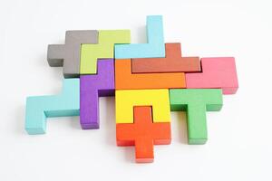 logique en pensant et problème résolution problème Solution Créatif affaires concept, en bois puzzle géométrique bloquer forme. photo