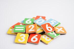 nombre de cubes de blocs de bois pour l'apprentissage des mathématiques, concept de mathématiques de l'éducation. photo