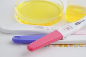 analyse d'urine, grossesse tester et urine tasse pour femelle de ovulation jour, fœtus, maternité, accouchement, naissance contrôle. photo