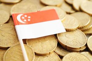 Singapour drapeau sur pièces de monnaie arrière-plan, la finance et comptabilité, bancaire concept. photo