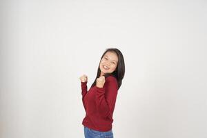 Jeune asiatique femme dans rouge T-shirt Faire Oui excité ou fête geste isolé sur blanc Contexte photo